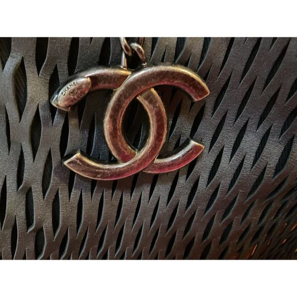 Chanel Black Laser Cut Large Mesh Tote with CC Logo Charm 20305744 - Picture 10 of 12